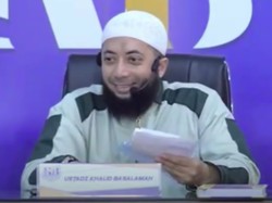 3 Pertanyaan Kocak Jamaah yang Bikin Ustaz Khalid Basalamah Tertawa