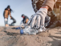 Saat Pantai Italia Jadi Tempat Sampah Raksasa APD Bekas