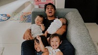 7 Potret Keseruan Ricky Harun Jadi Ayah Muda, Bantu Istri Momong 4 Anak