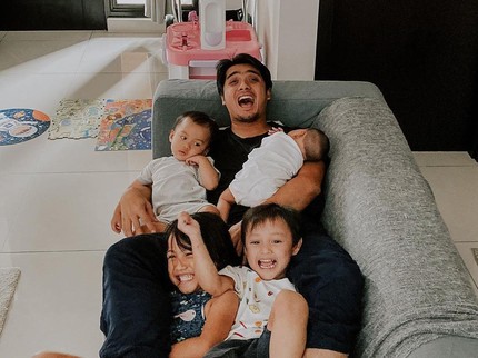 7 Potret Keseruan Ricky Harun Jadi Ayah Muda, Bantu Istri Momong 4 Anak