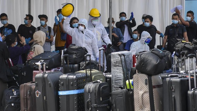 Petugas kesehatan melambaikan tangan usai melaksanakan rapid test atau pemeriksaan cepat COVID-19 terhadap  Warga Negara Indonesia (WNI) yang menjadi anak buah kapal Kapal Pesiar MV Dream Explorer setibanya di Pelabuhan JICT, Tanjung Priok, Jakarta, Rabu (29/4/2020). Sebelum dibawa menuju hotel untuk dilakukan isolasi mandiri, 359 WNI tersebut terlebih dahulu menjalani rapid test. ANTARA FOTO/Nova Wahyudi/aww.