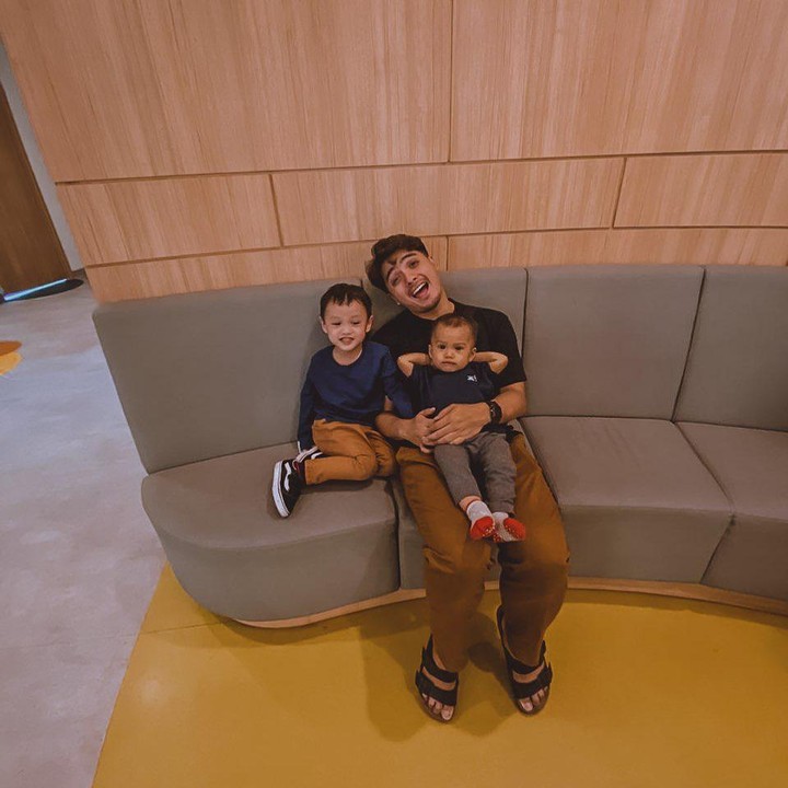 <div>Kompak banget nih gaya Ricky Harun dan kedua jagoannya, Athaya Akyza Pratama dan Dhia Malik Akyza. (Foto: Instagram @rickyharun)</div>