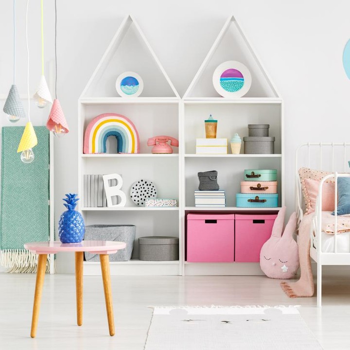 <span style="color: #500050; font-family: Arial, Helvetica, sans-serif; font-size: small;">Gunakan warna-warna cerah, agar nuansa kamar lebih ceria dan tampak luas. (</span>Foto: Getty Images/iStockphoto/KatarzynaBialasiewicz)