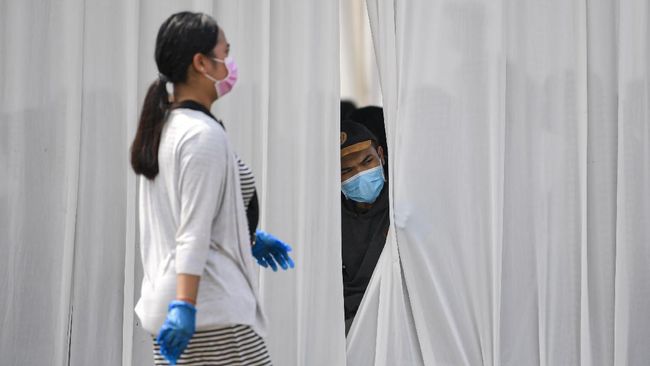 Beberapa hal perlu diperhatikan oleh orang yang merawat pasien positif Covid-19 di rumah, karena karakter virus ini yang mudah menular ke orang lain.