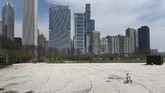 musim panas yang suram Ella Frank, of Chicago, rides her bike as he mother Gozde watches at the Petrillo Music Pavilion, the site of many summertime live music events, in Chicago's Grant Park Tuesday, April 28, 2020. From Cape Cod to California, festivals are being nixed, businesses in tourist havens are looking at empty reservation books, and people who have been cooped up through a dismal spring are worrying summer will bring just more of the same. (AP Photo/Charles Rex Arbogast)