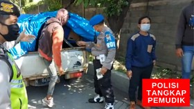 VIDEO: 8 Pemudik Sembunyi Dalam Pick UP Diamankan