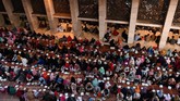 Ramadan Di Masjid Istiqlal Yang Sunyi Kala Pandemi Foto kolase umat muslim menanti waktu berbuka puasa (kiri) pada (6/5/2019) dan suasana sesudah ditiadakan di Masjid Istiqlal, Jakarta Pusat, Selasa (28/4/2020). Masjid Istiqlal tidak menggelar buka bersama dan shalat tarawih berjamaah serta aktivitas keagamaan lain saat Ramadhan selama pandemi COVID-19 demi mencegah meluasnya penularan virus tersebut. ANTARA FOTO/Sigid Kurniawan/hp.