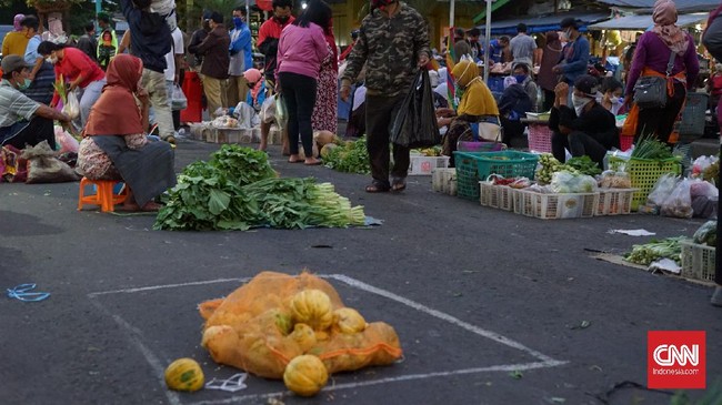 Suasana Pasar Pagi Salatiga yang pindah ke Jalan Jendral Sudirman Salatiga dan kini menerapkan “jaga jarak”