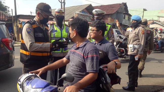 Polisi di Kabupaten Bogor tegur pelanggar PSBB dengan ayat Al-Qur'an