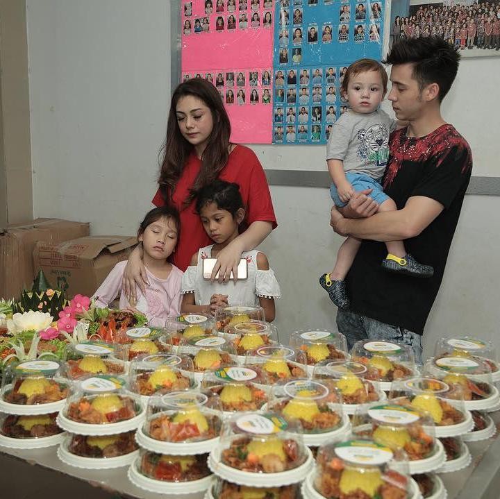 <p>Celine mengajarkan anak-anaknya untuk berbagi dengan anak panti asuhan. Anak-anaknya pun ikut serta dalam kebahagian tersebut. (Foto: Instagram @celine_evangelista)</p>