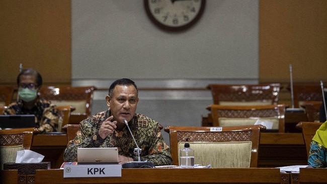 Ketua KPK Firli Bahuri melakukan rapat dengar pendapat dengan Komisi III DPR di Kompleks Parlemen, Senayan, Rabu (29/4/2020). Rapat yang dihadiri perwakilan kelompok fraksi dan diikuti anggota lainnya secara virtual tersebut membahas langkah antisipasi KPK dalam melakukan pengawasan anggaran penangangan COVID-19. ANTARA FOTO/Sigid Kurniawan/aww.