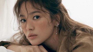 img-title Tetap Cantik di Usia 40, Song Hye Kyo Kembali Jadi Model Kosmetik