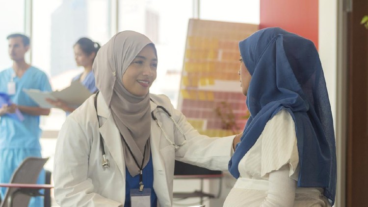 Aisyayah memberikan bantuan pada ibu hamil kurang mampu terdampak corona.
