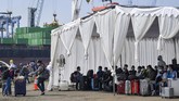ABK Kapal Pesiar MV Explorer Dream Tiba di Jakarta Warga Negara Indonesia (WNI) yang menjadi anak buah kapal Kapal Pesiar MV Dream Explorer berada di tenda setibanya di Pelabuhan JICT, Tanjung Priok, Jakarta, Rabu (29/4/2020). Sebelum dibawa menuju hotel untuk menjalani isolasi mandiri, 359 WNI tersebut terlebih dahulu menjalani rapid test. ANTARA FOTO/Nova Wahyudi/aww.