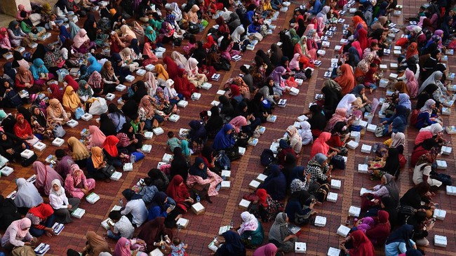 Foto kolase umat muslim menanti waktu berbuka puasa (kiri) pada (6/5/2019) dan suasana sesudah ditiadakan di Masjid Istiqlal, Jakarta Pusat, Selasa (28/4/2020). Masjid Istiqlal tidak menggelar buka bersama dan shalat tarawih berjamaah serta aktivitas keagamaan lain saat Ramadhan selama pandemi COVID-19 demi mencegah meluasnya penularan virus tersebut. ANTARA FOTO/Sigid Kurniawan/hp.