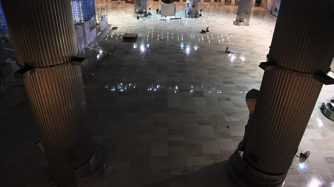 Foto kolase suasana shalat berjamaah di Masjid Istiqlal sebelum adanya wabah COVID-19 (kiri) dan Suasana sepi di Masjid Istiqlal Jakarta, Kamis (23/4/2020). Selama masa Pembatasan Sosial Berskala Besar (PSBB) Masjid Istiqlal ditutup untuk umum sehingga tidak menggelar Shalat Tarawih dan aktivitas lainnya pada bulan Ramadhan 1441 Hijriah. ANTARA FOTO/Hafidz Mubarak A/aww.