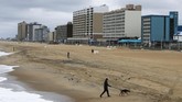 musim panas yang suram FILE - In this April 4, 2020, file photo, windy and cool conditions did not attract many visitors to the beach in Virginia Beach, Va. Along Virginia’s coast, a long list of festivals have already been canceled, and the usually bustling Virginia Beach oceanfront sits quiet and empty. (AP Photo/Steve Helber, File)