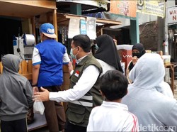 Bupati Sumedang Tegur Warga yang Berkerumun Saat Beli Takjil