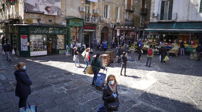 italia longgarkan lockdown People line up to buy fruit and vegetables at a shop in Naples, Monday, April 27, 2020. Region Campania allowed cafes and pizzerias to reopen for delivery Monday, as Italy it is starting to ease its lockdown after a long precautionary closure due to the coronavirus outbreak. (AP Photo/Andrew Medichini)