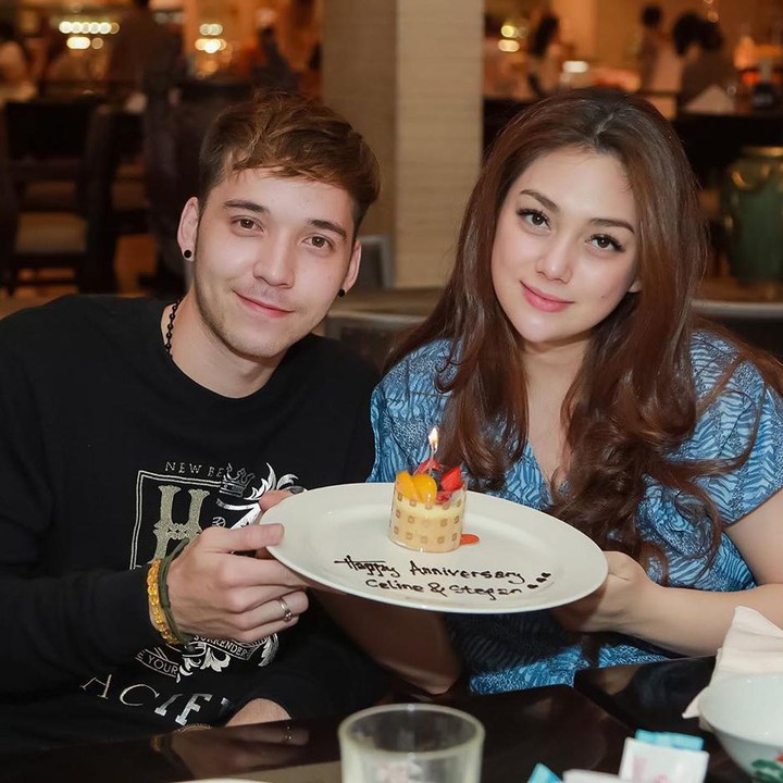 <p>Tanpa anak-anak, saat romantis berdua merayakan anniversary yang ketiga di akhir tahun lalu. (Foto: Instagram @celine_evangelista)</p>