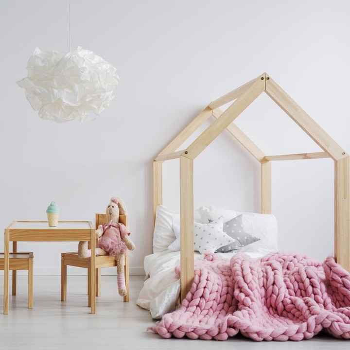 Meski sederhana, dipan dengan rangka berbentuk rumah ini membuat kamar anak terkesan elegan kan, Bun? (Foto: Getty Images/iStockphoto/KatarzynaBialasiewicz)