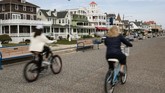 musim panas yang suram FILE - In this March 18, 2020, file photo, cyclists ride their bicycles in Cape May, N.J. As the weather warms, some already have begun venturing outside in larger numbers, despite guidance to stay home. Government officials say they aim to manage public health risks in a way that allows for a gradual return to normal, but with the course of the outbreak still unknown, nobody is sure what summer will bring. (AP Photo/Matt Rourke, File)