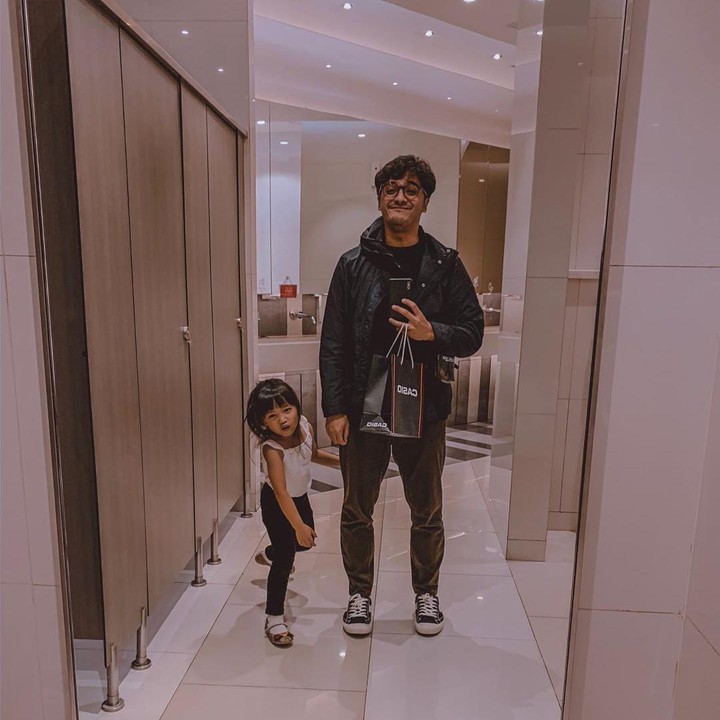 Daddy's girl! Si sulung Mikaila Akyza Pratama atau akrab disapa Kia enggak mau kalah dari sang ayah bergaya di depan kamera. (Foto: Instagram @rickyharun)