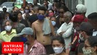VIDEO: Pemerintah Kucurkan Dana Bansos, Warga Antre Panjang