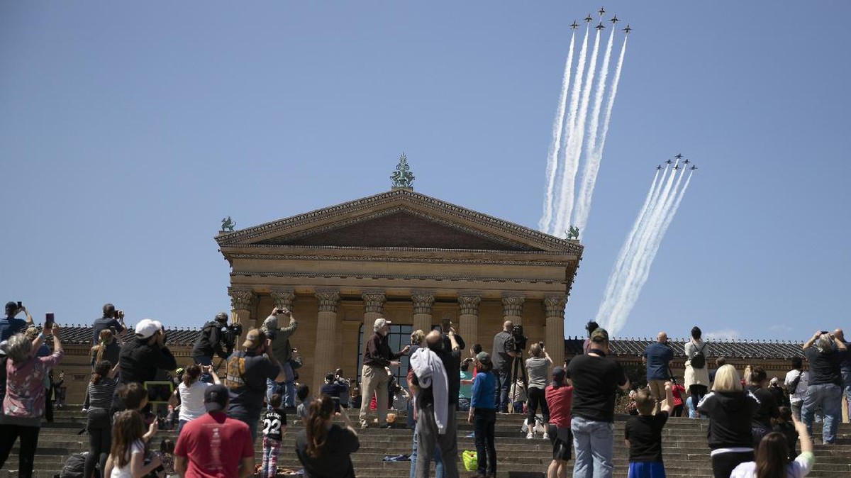 FOTO: Hormat dari Langit New York untuk Pejuang Covid-19