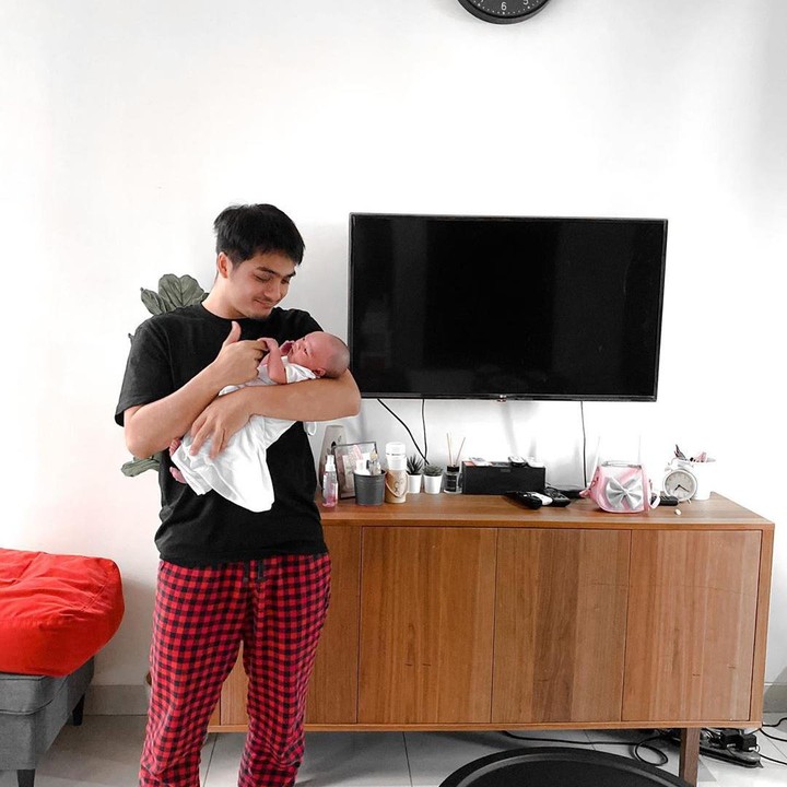 Ricky Harun enggak mau melewatkan momen kebersamaannya dengan si bungsu Aisyah yang kini usianya genap sebulan. (Foto: Instagram @rickyharun)