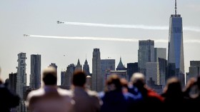FOTO: Hormat dari Langit New York untuk Pejuang Covid-19