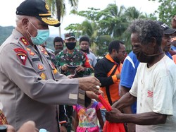 Bagikan Sembako di Jayapura, Kapolda Ingatkan Warga Bahaya Corona