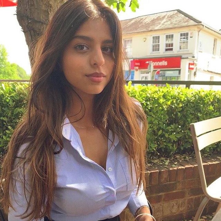 <p>Nah, kalau Suhana kini berusia sudah berusia 20 tahun. Seperti sang ibu, Suhana tumbuh menjadi gadis yang cantik dan pintar. Suhana mulai menekuni pekerjaan sebagai model. (Foto: Instagram @suhanakhan2)</p>