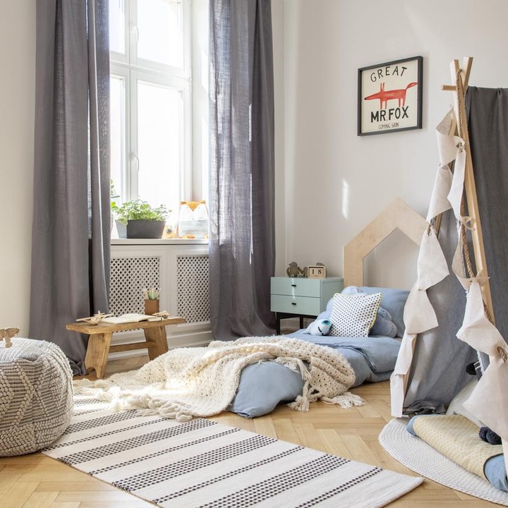 Menambahkan tenda yang dibangun dari rangka kayu dan ditutupi kain ini akan membuat si kecil merasa memiliki bangunannya sendiri. (Foto: Getty Images/iStockphoto/KatarzynaBialasiewicz)