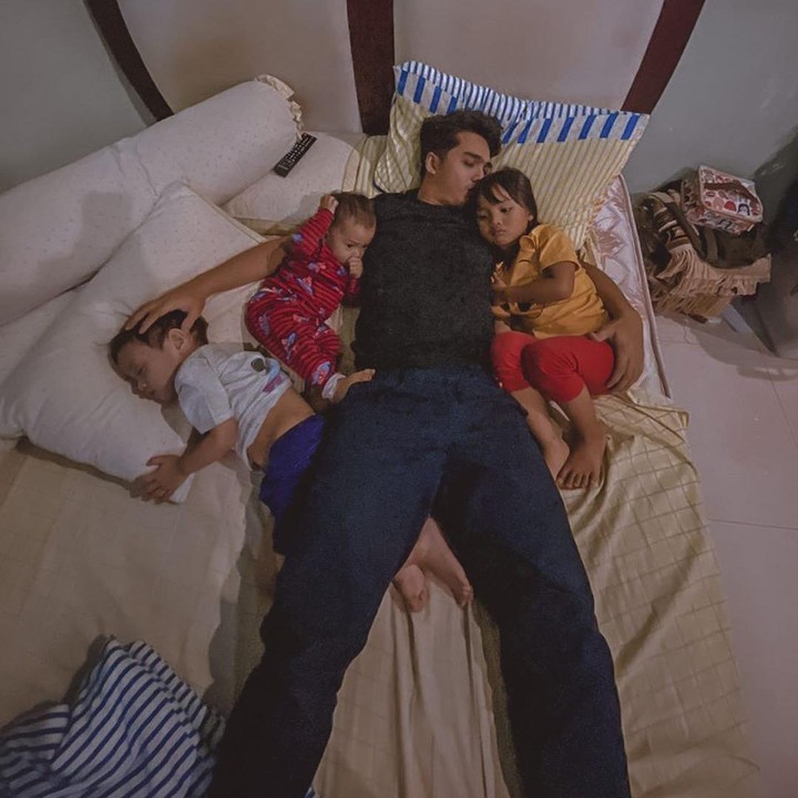 <div>Kedekatan Ricky Harun terlihat saat mendampingi ketiga buah hatinya tidur. Sweet banget ya, Bun? (Foto: Instagram @rickyharun)</div>