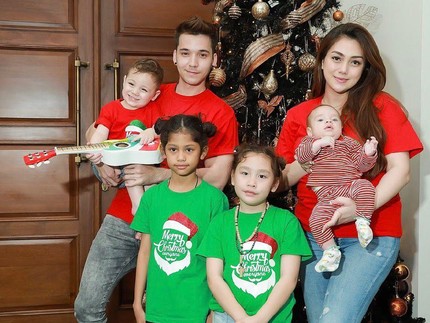 7 Potret Harmonis Celine & Stefan William Besarkan Empat Anak di Usia Muda