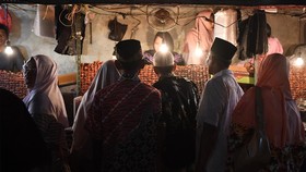 Peziarah Padati Makam Sultan Hasanuddin di Banten