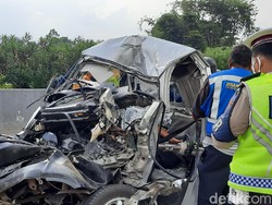 Video Mobil Pikap Seruduk Truk Boks di Tol Cipularang, Kernet Tewas