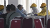 ABK Kapal Pesiar MV Explorer Dream Tiba di Jakarta Petugas kesehatan melaksanakan rapid test atau pemeriksaan cepat COVID-19 terhadap Warga Negara Indonesia (WNI) yang menjadi anak buah kapal Kapal Pesiar MV Dream Explorer setibanya di Pelabuhan JICT, Tanjung Priok, Jakarta, Rabu (29/4/2020). Sebelum dibawa menuju hotel untuk menjalani isolasi mandiri, 359 WNI tersebut terlebih dahulu menjalani rapid test. ANTARA FOTO/Nova Wahyudi/aww.