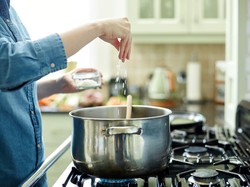 7 Cara Mengurangi Konsumsi Garam agar Program Diet Berhasil