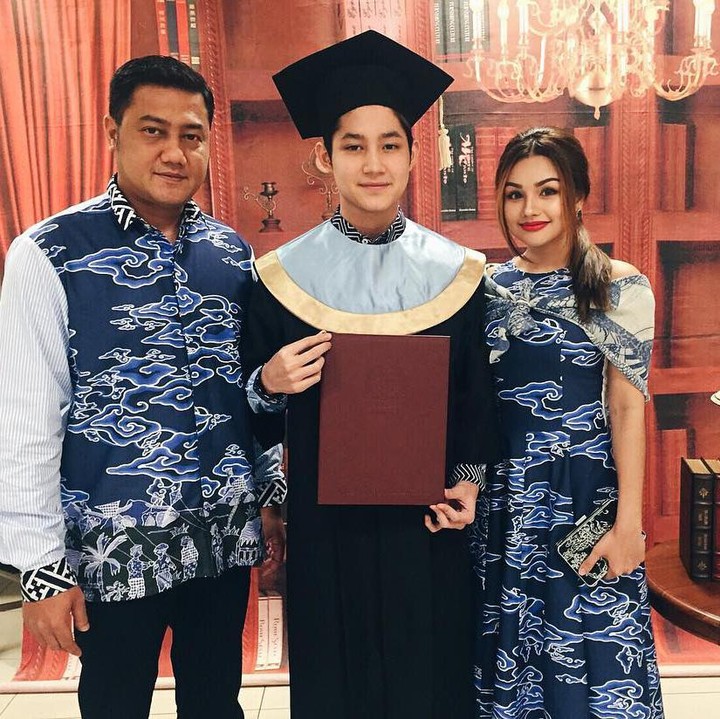 <p>Setelah bercerai dari ibu Teuku Rassya, Tamara Bleszynski, Teuku Rafly Pasya menikah lagi dengan Nurah Syahfirah. Sebagai ibu sambung, Nurah dekat banget dengan Rassya, Bun. (Foto: Instagram @teukurassya)</p>