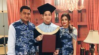 <p>Rassya memang jarang menunjukkan kedekatannya dengan Nurah di media sosial. Tapi, pria 22 tahun ini selalu mengajak serta sang ibu sambung di momen penting dalam hidupnya. (Foto: Instagram @nourahsheivirah)</p>
