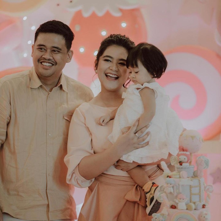 <p>Pada perayaan ulang tahun pertama Sedah Mirah, keluarga besar Kahiyang dan Bobby kompak merayakannya bersama. (Foto: Instagram @ayanggkahiyang)</p>