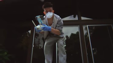 Video Klip 'BALI' Perlihatkan Rich Brian Salurkan Bantuan Lewat Drone