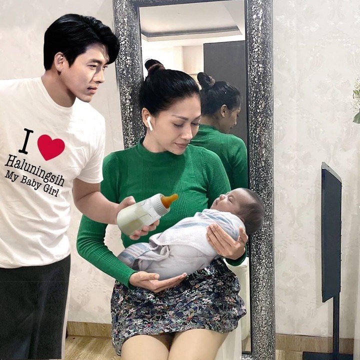 <p>Tak berhenti situ, Tata kemudian memamerkan foto sedang menggendong anak, dengan Hyun Bin memagang dot susu di sampingnya. Tulisan di baju Hyun Bin bikin ngakak nih. "I love Haluningsih My Baby Girl." <em>Ha-ha-ha</em>. (Foto: Instagram @tatajaneetaofficial) </p>