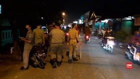 VIDEO: Bawa Bambu, Satpol PP Bekasi Tindak Pelanggar PSBB