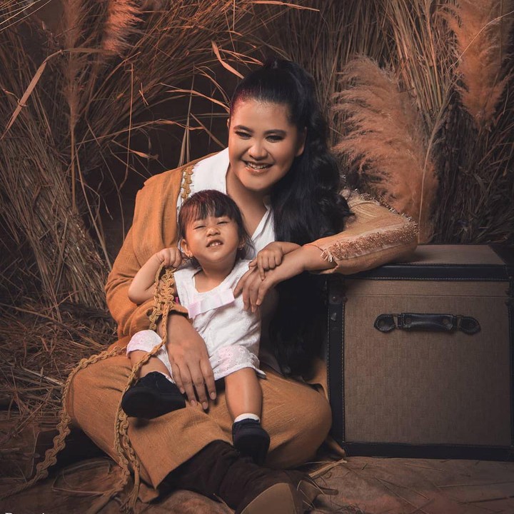 <p>Semakin beranjak dewasa, Sedah Mirah sudah mulai berani bergaya depan kamera bareng sang bunda. (Foto: Instagram @riomotret)</p>