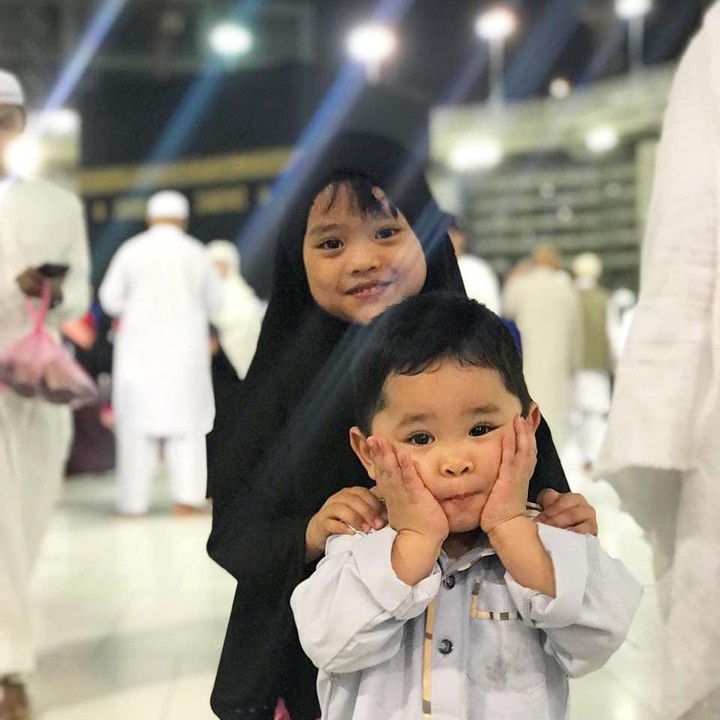 <p>Tuh kan, Kak Maryam sayang banget sama adik bungsunya, Ibrahim. (Foto: Instagram @maryam_nusaibah_abdullah)</p>