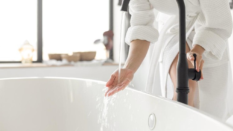 Turning on the water of bathtub at home