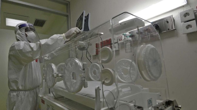 Petugas medis mengoperasikan fasilitas baru inkubator untuk pasien bayi yang terinfeksi virus corona (COVID-19) di RSUPN Dr Cipto Mangunkusumo, Jakarta, Kamis (30/4/2020). Kapasitas ruangan untuk penanganan pasien corona RS tersebut bertambah dari sebelumnya dilakukan di tiga lantai Gedung Kiara (lantai 1, 2, dan 6) menjadi empat lantai dengan tambahan di lantai 4. ANTARA FOTO/Aditya Pradana Putra/nz.